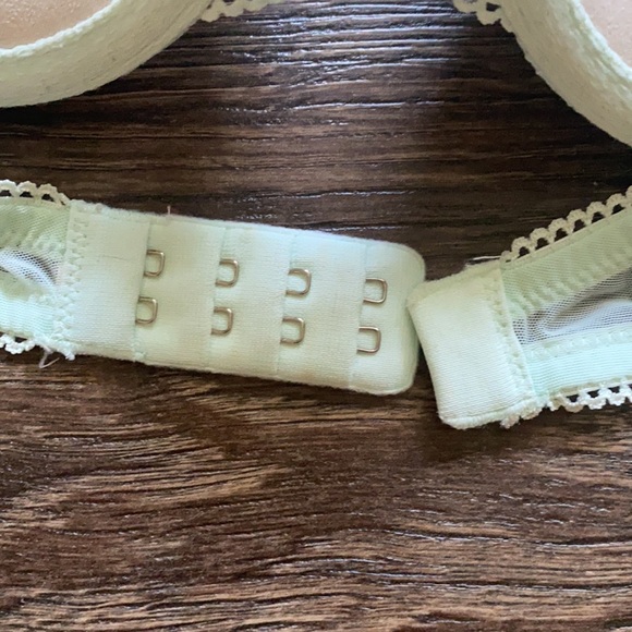 Stunning VIctoria Secrets Bra - Picture 6 of 8